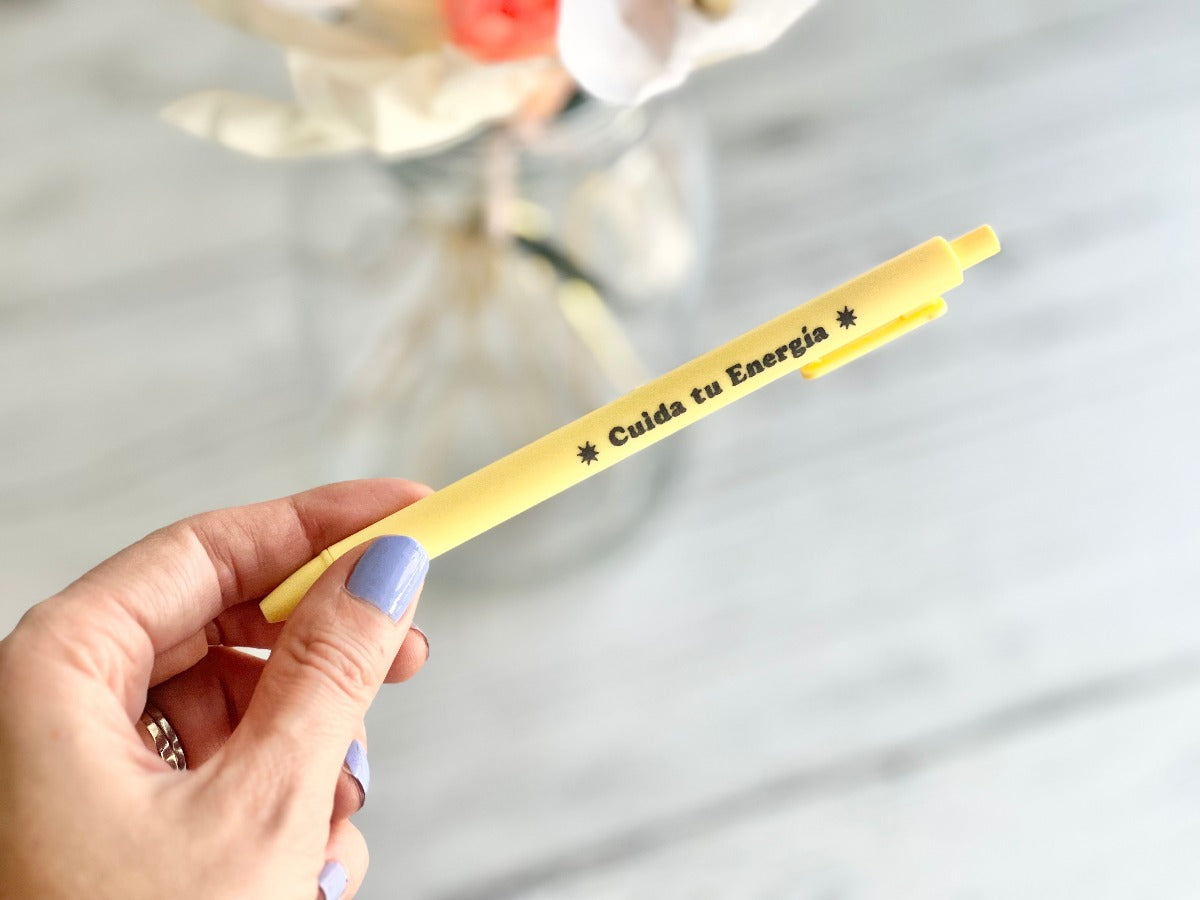 lápiz amarillo con frase cuida tu energía