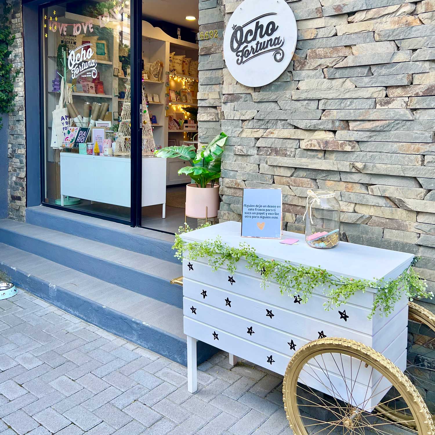 ocho fortuna fachada de la tienda con carrito